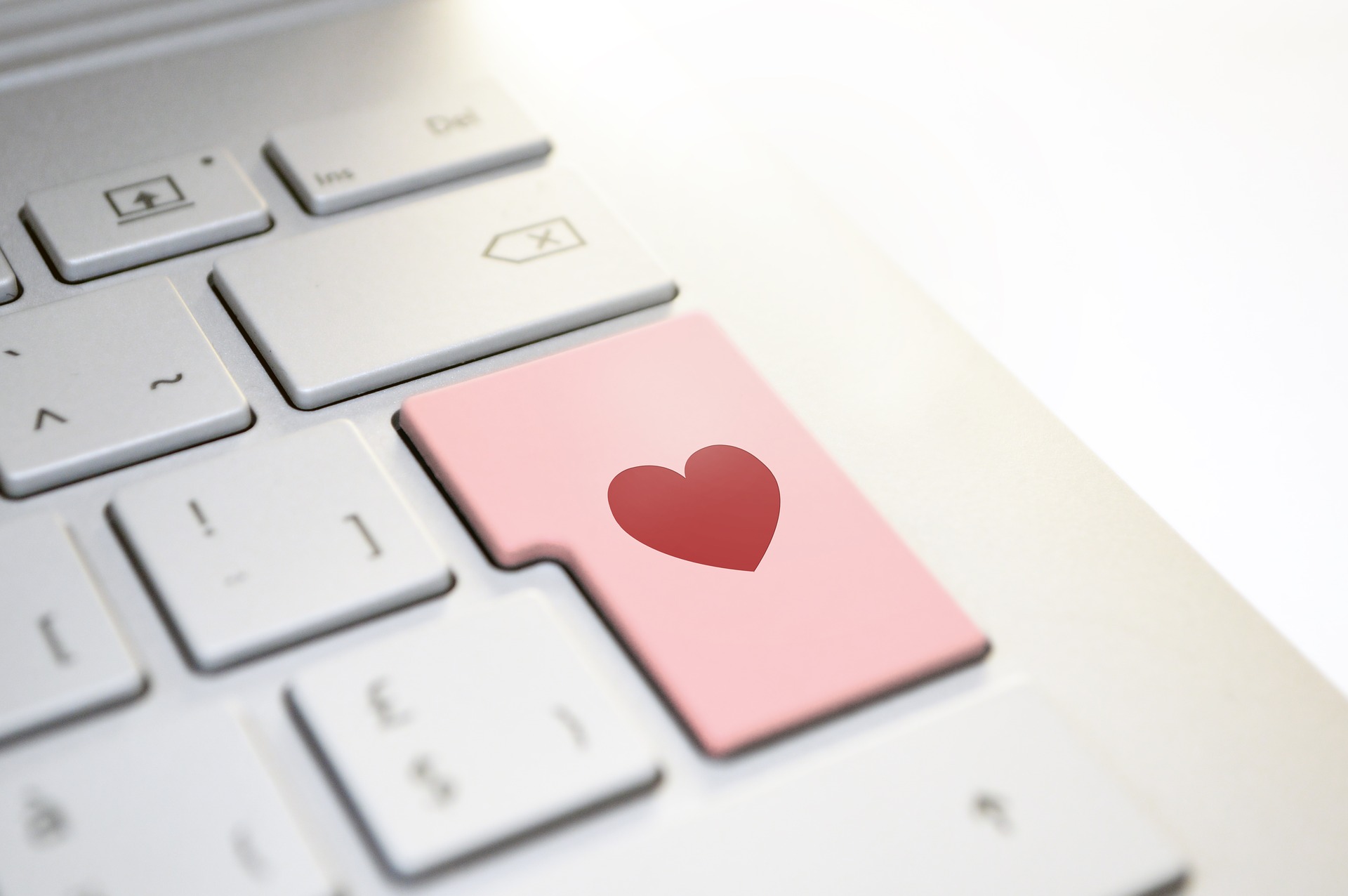 Reasons to Give Online Dating a Try This Year